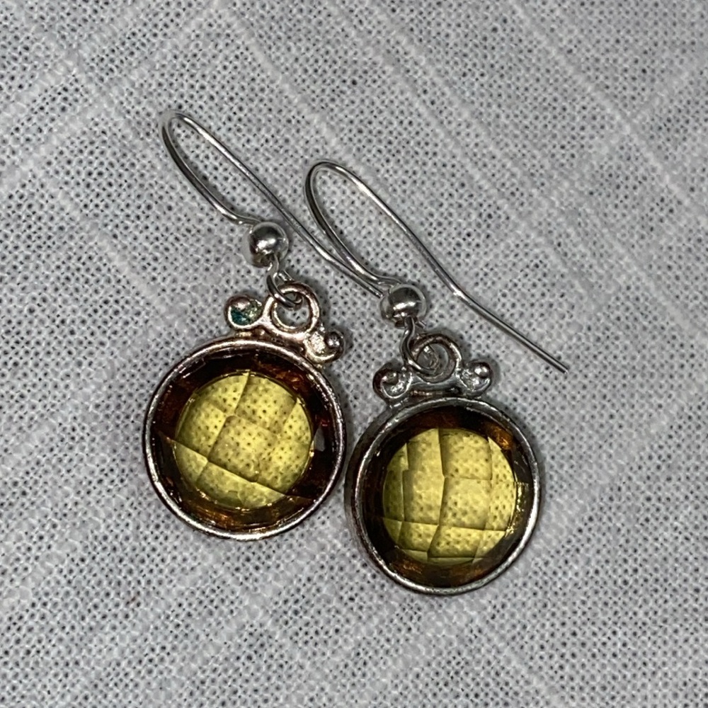 5/$10❤️❤️❤️Vintage 90s Mossy Green Faceted Acrylic & SilverTone Earrings